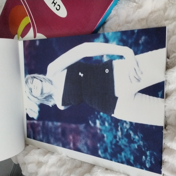 Authentic Chanel book of photos from Spring Collection of 2000 (17" x 12") - Picture 10 of 15